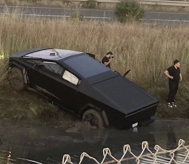 Chiếc "thiết giáp" Tesla Cybertruck bất ngờ gục ngã dưới mương nước- Ảnh 3. Chiếc "thiết giáp" Tesla Cybertruck bất ngờ gục ngã dưới mương nước- Ảnh 3.