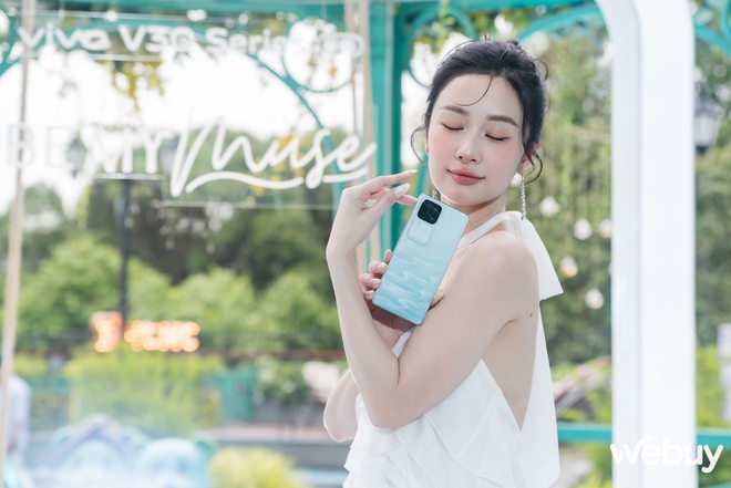 Cận cảnh vivo V30 Series: Thiết kế siêu mỏng ấn tượng, cắt bớt camera nhưng phóng to đèn trợ sáng liệu có tạo nên sự khác biệt?- Ảnh 3.