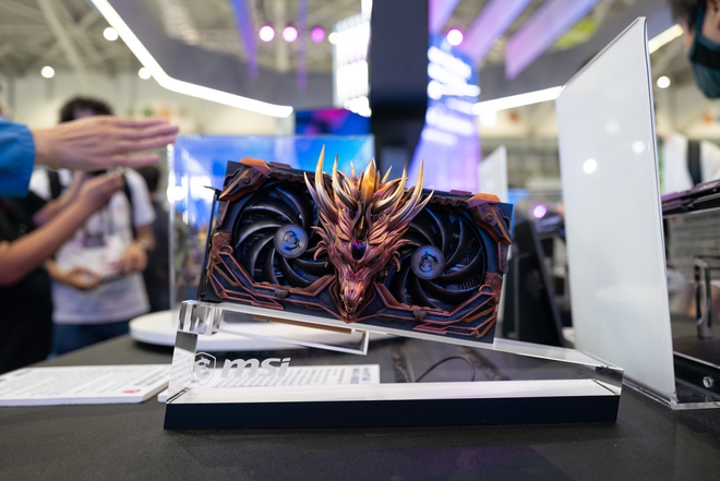 MSI cùng những linh kiện máy tính 'độc lạ' tại Computex 2024: PC tích hợp màn hình trên vỏ, GPU và SSD tản nhiệt bằng chất lỏng- Ảnh 16. MSI cùng những linh kiện máy tính 'độc lạ' tại Computex 2024: PC tích hợp màn hình trên vỏ, GPU và SSD tản nhiệt bằng chất lỏng- Ảnh 16.