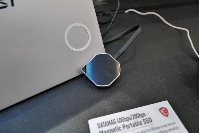 MSI cùng những linh kiện máy tính 'độc lạ' tại Computex 2024: PC tích hợp màn hình trên vỏ, GPU và SSD tản nhiệt bằng chất lỏng- Ảnh 17. MSI cùng những linh kiện máy tính 'độc lạ' tại Computex 2024: PC tích hợp màn hình trên vỏ, GPU và SSD tản nhiệt bằng chất lỏng- Ảnh 17.