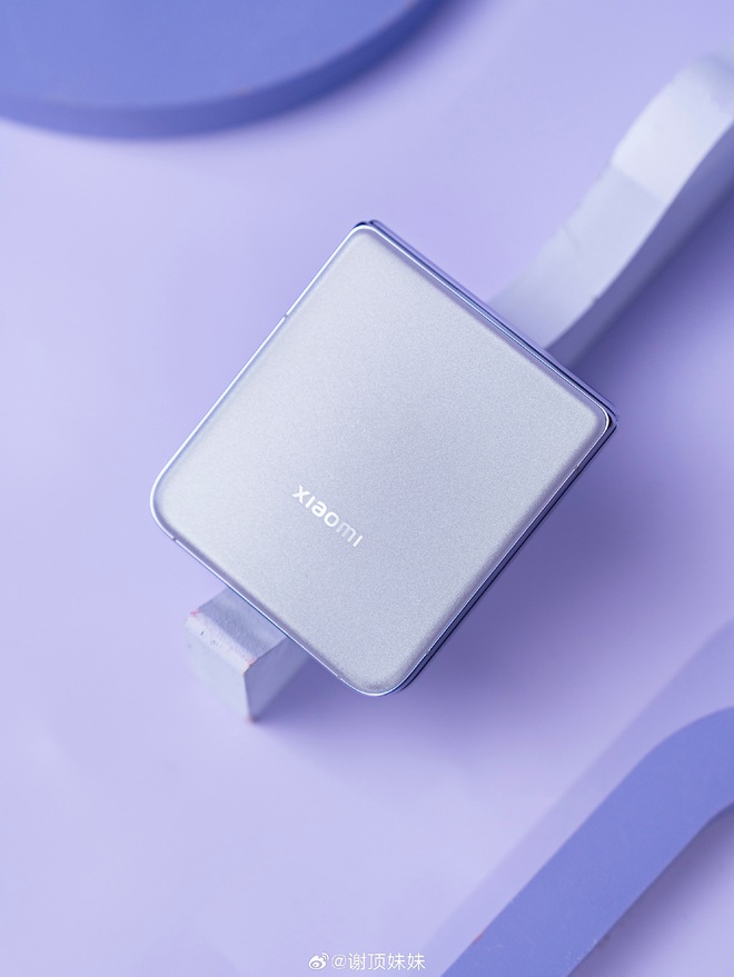 Cận cảnh Xiaomi MIX Flip: Thiết kế cực đẹp, màn hình phụ xịn nhất thế giới, pin cũng lớn nhất, giá rẻ hơn Galaxy Z Flip6- Ảnh 5. Cận cảnh Xiaomi MIX Flip: Thiết kế cực đẹp, màn hình phụ xịn nhất thế giới, pin cũng lớn nhất, giá rẻ hơn Galaxy Z Flip6- Ảnh 5.