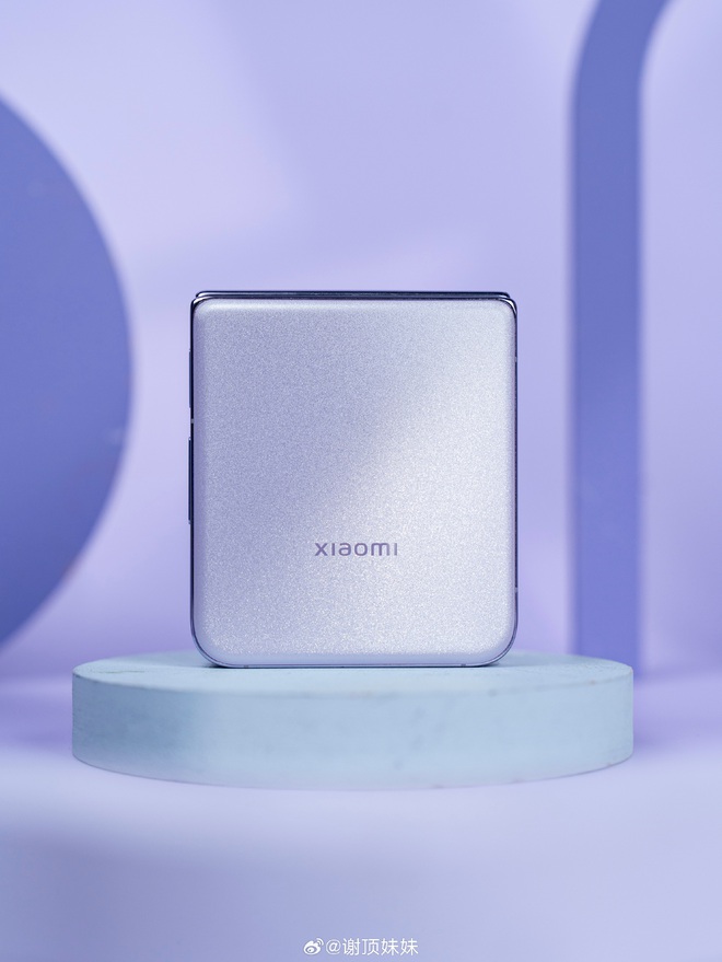 Cận cảnh Xiaomi MIX Flip: Thiết kế cực đẹp, màn hình phụ xịn nhất thế giới, pin cũng lớn nhất, giá rẻ hơn Galaxy Z Flip6- Ảnh 4. Cận cảnh Xiaomi MIX Flip: Thiết kế cực đẹp, màn hình phụ xịn nhất thế giới, pin cũng lớn nhất, giá rẻ hơn Galaxy Z Flip6- Ảnh 4.