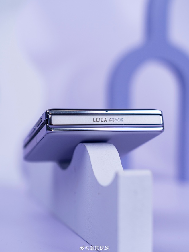 Cận cảnh Xiaomi MIX Flip: Thiết kế cực đẹp, màn hình phụ xịn nhất thế giới, pin cũng lớn nhất, giá rẻ hơn Galaxy Z Flip6- Ảnh 6. Cận cảnh Xiaomi MIX Flip: Thiết kế cực đẹp, màn hình phụ xịn nhất thế giới, pin cũng lớn nhất, giá rẻ hơn Galaxy Z Flip6- Ảnh 6.