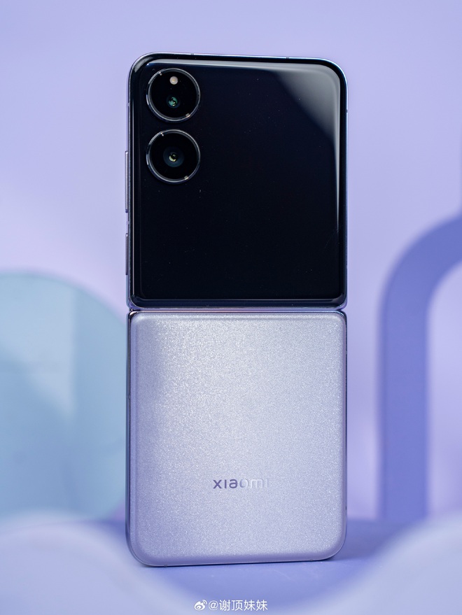 Cận cảnh Xiaomi MIX Flip: Thiết kế cực đẹp, màn hình phụ xịn nhất thế giới, pin cũng lớn nhất, giá rẻ hơn Galaxy Z Flip6- Ảnh 9. Cận cảnh Xiaomi MIX Flip: Thiết kế cực đẹp, màn hình phụ xịn nhất thế giới, pin cũng lớn nhất, giá rẻ hơn Galaxy Z Flip6- Ảnh 9.