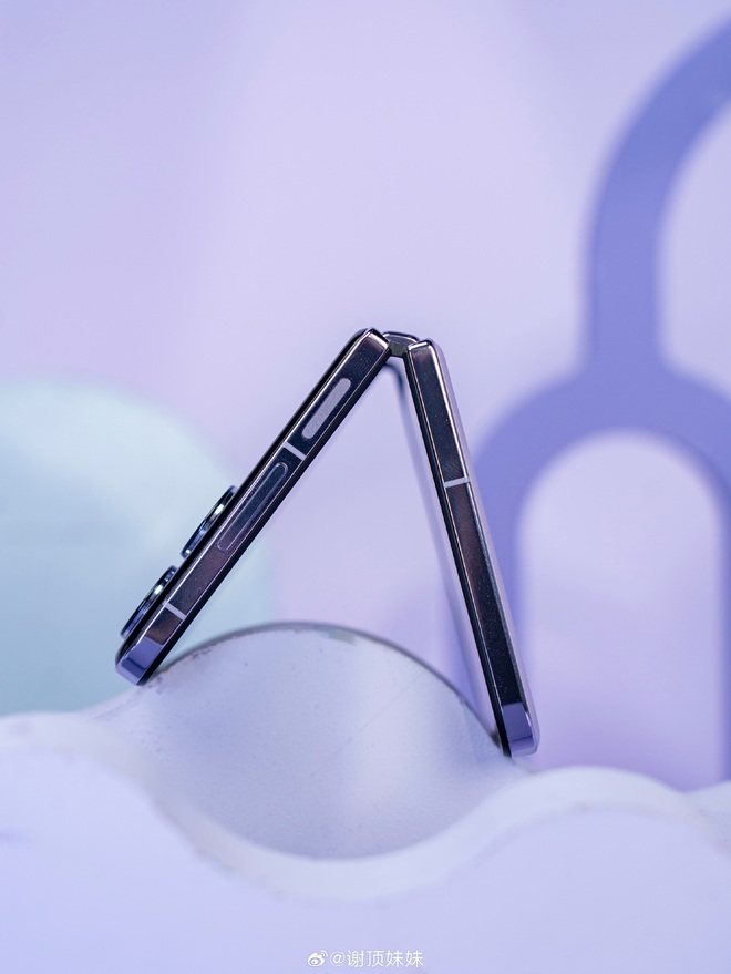 Cận cảnh Xiaomi MIX Flip: Thiết kế cực đẹp, màn hình phụ xịn nhất thế giới, pin cũng lớn nhất, giá rẻ hơn Galaxy Z Flip6- Ảnh 8. Cận cảnh Xiaomi MIX Flip: Thiết kế cực đẹp, màn hình phụ xịn nhất thế giới, pin cũng lớn nhất, giá rẻ hơn Galaxy Z Flip6- Ảnh 8.