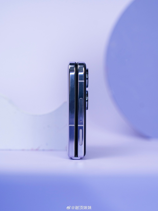 Cận cảnh Xiaomi MIX Flip: Thiết kế cực đẹp, màn hình phụ xịn nhất thế giới, pin cũng lớn nhất, giá rẻ hơn Galaxy Z Flip6- Ảnh 7. Cận cảnh Xiaomi MIX Flip: Thiết kế cực đẹp, màn hình phụ xịn nhất thế giới, pin cũng lớn nhất, giá rẻ hơn Galaxy Z Flip6- Ảnh 7.