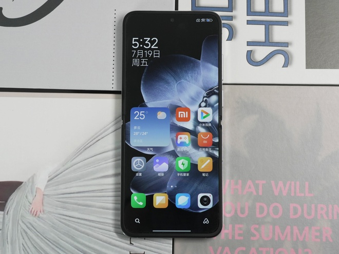 Cận cảnh Xiaomi MIX Flip: Thiết kế cực đẹp, màn hình phụ xịn nhất thế giới, pin cũng lớn nhất, giá rẻ hơn Galaxy Z Flip6- Ảnh 22. Cận cảnh Xiaomi MIX Flip: Thiết kế cực đẹp, màn hình phụ xịn nhất thế giới, pin cũng lớn nhất, giá rẻ hơn Galaxy Z Flip6- Ảnh 22.