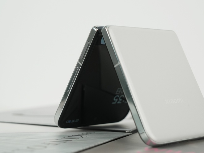 Cận cảnh Xiaomi MIX Flip: Thiết kế cực đẹp, màn hình phụ xịn nhất thế giới, pin cũng lớn nhất, giá rẻ hơn Galaxy Z Flip6- Ảnh 18. Cận cảnh Xiaomi MIX Flip: Thiết kế cực đẹp, màn hình phụ xịn nhất thế giới, pin cũng lớn nhất, giá rẻ hơn Galaxy Z Flip6- Ảnh 18.