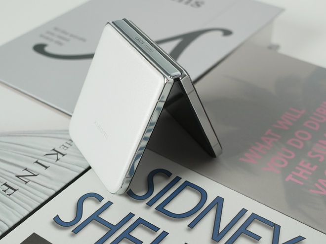 Cận cảnh Xiaomi MIX Flip: Thiết kế cực đẹp, màn hình phụ xịn nhất thế giới, pin cũng lớn nhất, giá rẻ hơn Galaxy Z Flip6- Ảnh 20. Cận cảnh Xiaomi MIX Flip: Thiết kế cực đẹp, màn hình phụ xịn nhất thế giới, pin cũng lớn nhất, giá rẻ hơn Galaxy Z Flip6- Ảnh 20.