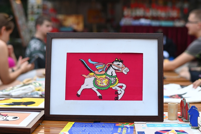 Ngắm những bức tranh vải độc đáo được làm từ nguyên liệu không ai ngờ- Ảnh 12. Ngắm những bức tranh vải độc đáo được làm từ nguyên liệu không ai ngờ- Ảnh 12.