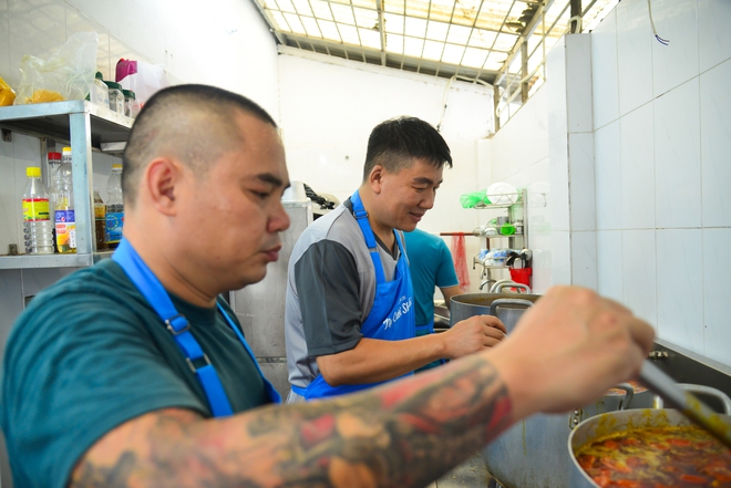 Bữa cơm 2.000 đồng cho bệnh nhân ung thư: Lãi lớn từ những nụ cười- Ảnh 11. Bữa cơm 2.000 đồng cho bệnh nhân ung thư: Lãi lớn từ những nụ cười- Ảnh 11.