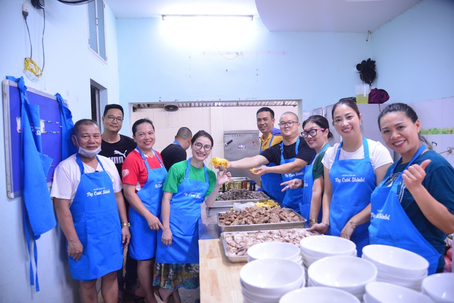 Bữa cơm 2.000 đồng cho bệnh nhân ung thư: Lãi lớn từ những nụ cười- Ảnh 9. Bữa cơm 2.000 đồng cho bệnh nhân ung thư: Lãi lớn từ những nụ cười- Ảnh 9.