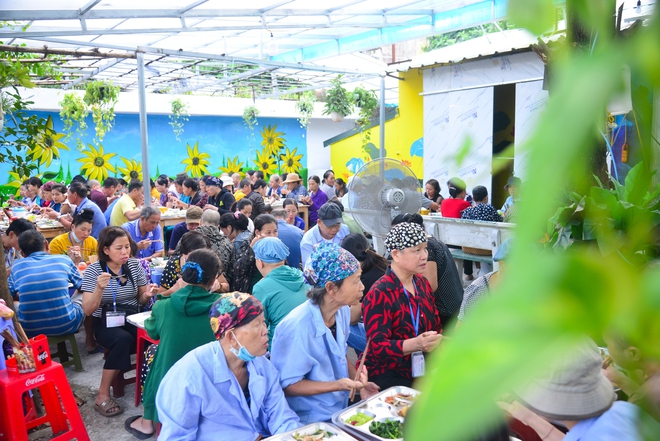 Bữa cơm 2.000 đồng cho bệnh nhân ung thư: Lãi lớn từ những nụ cười- Ảnh 4. Bữa cơm 2.000 đồng cho bệnh nhân ung thư: Lãi lớn từ những nụ cười- Ảnh 4.