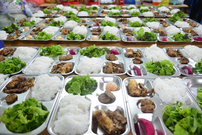 Bữa cơm 2.000 đồng cho bệnh nhân ung thư: Lãi lớn từ những nụ cười- Ảnh 3.