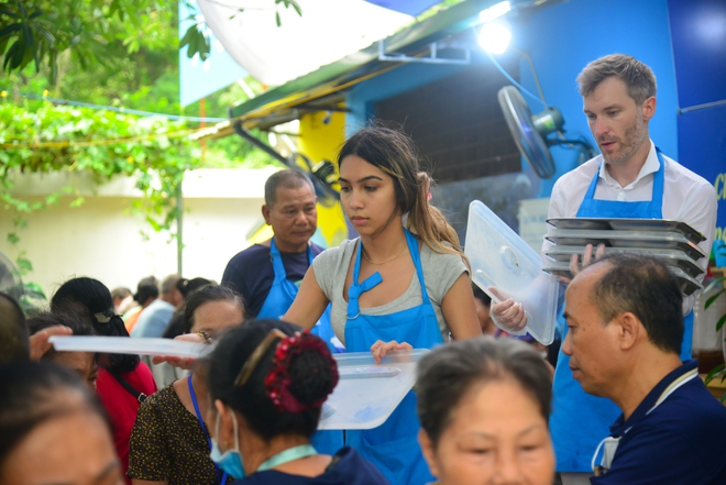 Bữa cơm 2.000 đồng cho bệnh nhân ung thư: Lãi lớn từ những nụ cười- Ảnh 7. Bữa cơm 2.000 đồng cho bệnh nhân ung thư: Lãi lớn từ những nụ cười- Ảnh 7.