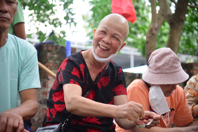 Bữa cơm 2.000 đồng cho bệnh nhân ung thư: Lãi lớn từ những nụ cười- Ảnh 12. Bữa cơm 2.000 đồng cho bệnh nhân ung thư: Lãi lớn từ những nụ cười- Ảnh 12.