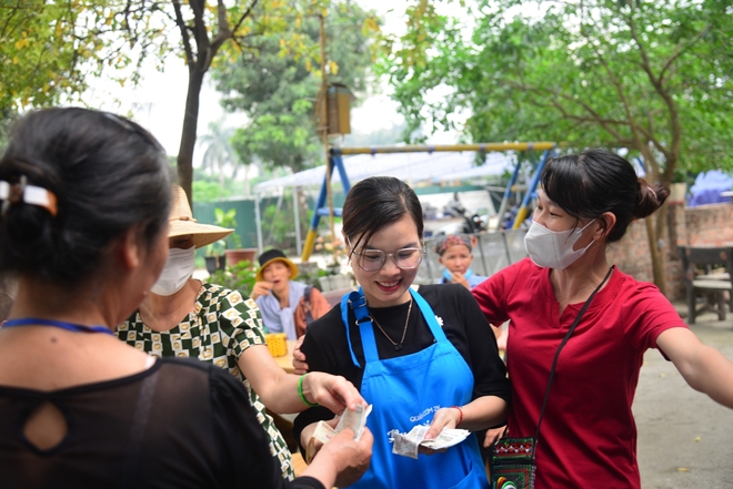 Bữa cơm 2.000 đồng cho bệnh nhân ung thư: Lãi lớn từ những nụ cười- Ảnh 15. Bữa cơm 2.000 đồng cho bệnh nhân ung thư: Lãi lớn từ những nụ cười- Ảnh 15.