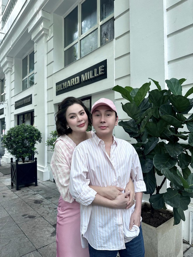 Hoa hậu quỳ gối rửa chân cho chồng sau 2 năm ly hôn: Tuyên bố đãi 1.000 bàn nếu cưới được Vũ Luân- Ảnh 9. Hoa hậu quỳ gối rửa chân cho chồng sau 2 năm ly hôn: Tuyên bố đãi 1.000 bàn nếu cưới được Vũ Luân- Ảnh 9.