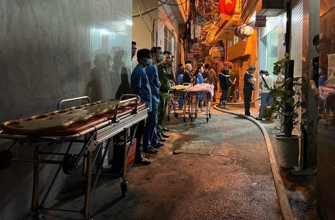 Chủ trọ cùng con dâu, 2 cháu nội trong vụ cháy ở Trung Kính được giải cứu kịp thời, đưa ra ngoài- Ảnh 2. Chủ trọ cùng con dâu, 2 cháu nội trong vụ cháy ở Trung Kính được giải cứu kịp thời, đưa ra ngoài- Ảnh 2.