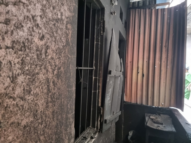 Hình ảnh ám ảnh: Bên trong căn phòng trọ vụ cháy ở Trung Kính khiến 14 người tử vong- Ảnh 8. Hình ảnh ám ảnh: Bên trong căn phòng trọ vụ cháy ở Trung Kính khiến 14 người tử vong- Ảnh 8.