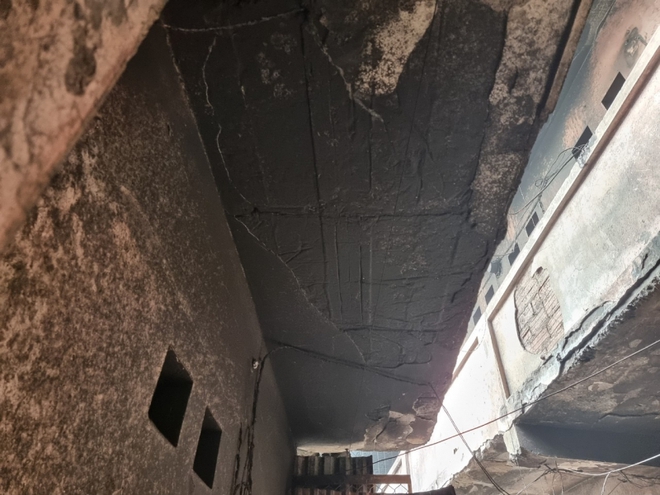 Hình ảnh ám ảnh: Bên trong căn phòng trọ vụ cháy ở Trung Kính khiến 14 người tử vong- Ảnh 7. Hình ảnh ám ảnh: Bên trong căn phòng trọ vụ cháy ở Trung Kính khiến 14 người tử vong- Ảnh 7.