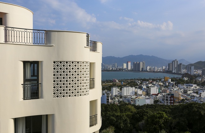 Độc lạ căn nhà có hệ tường cong "lưng tựa núi, mặt hướng biển": 18 tháng hoàn thiện, chi phí 20 tỷ- Ảnh 3. Độc lạ căn nhà có hệ tường cong "lưng tựa núi, mặt hướng biển": 18 tháng hoàn thiện, chi phí 20 tỷ- Ảnh 3.