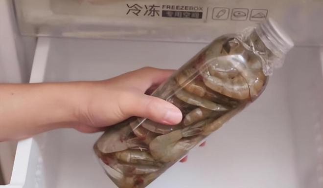 Cất tôm trong tủ lạnh nhớ cho thêm thứ gia vị này: Nhà nào cũng có, để cả tháng tôm vẫn tươi ngon như mới- Ảnh 4. Cất tôm trong tủ lạnh nhớ cho thêm thứ gia vị này: Nhà nào cũng có, để cả tháng tôm vẫn tươi ngon như mới- Ảnh 4.