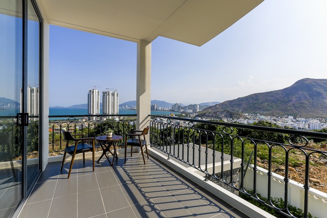 Độc lạ căn nhà có hệ tường cong "lưng tựa núi, mặt hướng biển": 18 tháng hoàn thiện, chi phí 20 tỷ- Ảnh 2. Độc lạ căn nhà có hệ tường cong "lưng tựa núi, mặt hướng biển": 18 tháng hoàn thiện, chi phí 20 tỷ- Ảnh 2.