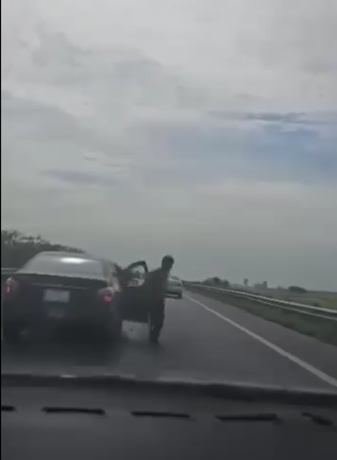 Thầy dạy lái xịt hơi cay vào tài xế, "tự nổ" đến công an còn chưa dám động- Ảnh 1. Thầy dạy lái xịt hơi cay vào tài xế, "tự nổ" đến công an còn chưa dám động- Ảnh 1.