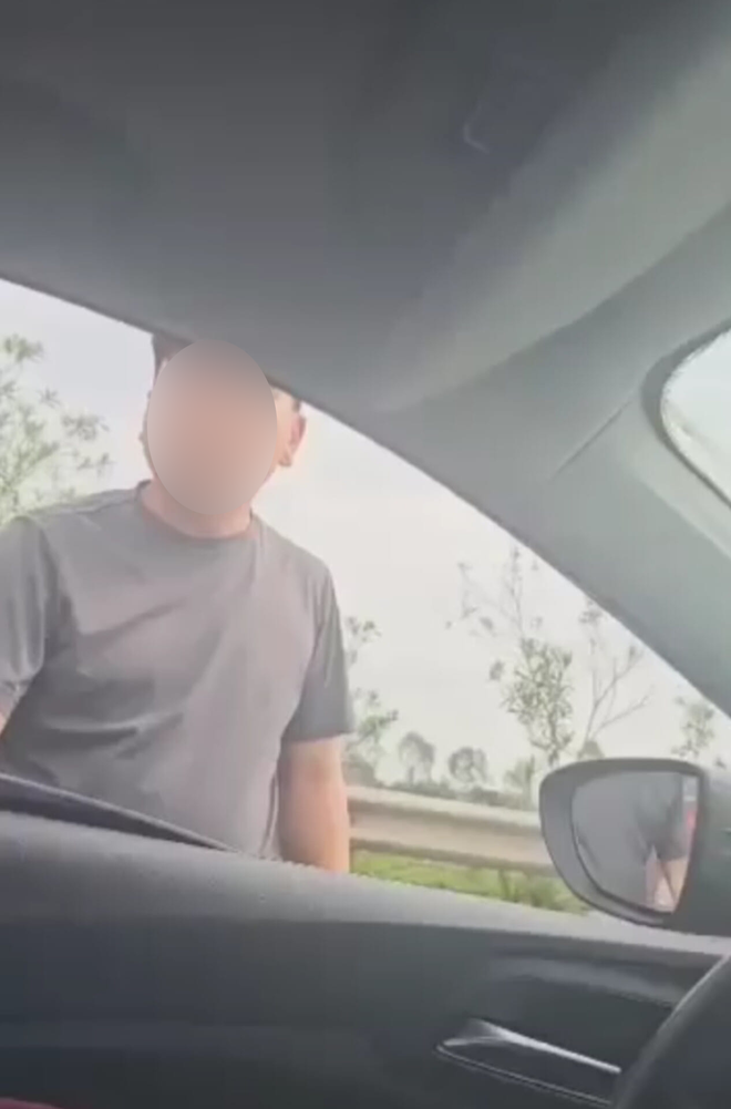 Thầy dạy lái xịt hơi cay vào tài xế, "tự nổ" đến công an còn chưa dám động- Ảnh 2. Thầy dạy lái xịt hơi cay vào tài xế, "tự nổ" đến công an còn chưa dám động- Ảnh 2.