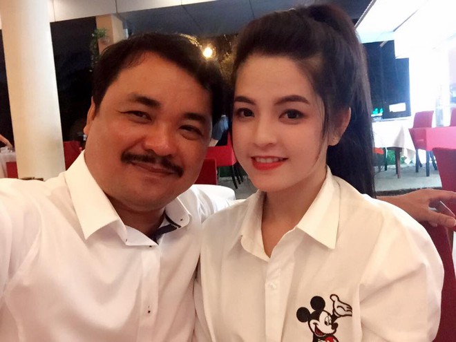 Chân dung bà xã kém 23 tuổi, đẹp như hoa hậu của đạo diễn phim Chân dung bà xã kém 23 tuổi, đẹp như hoa hậu của đạo diễn phim