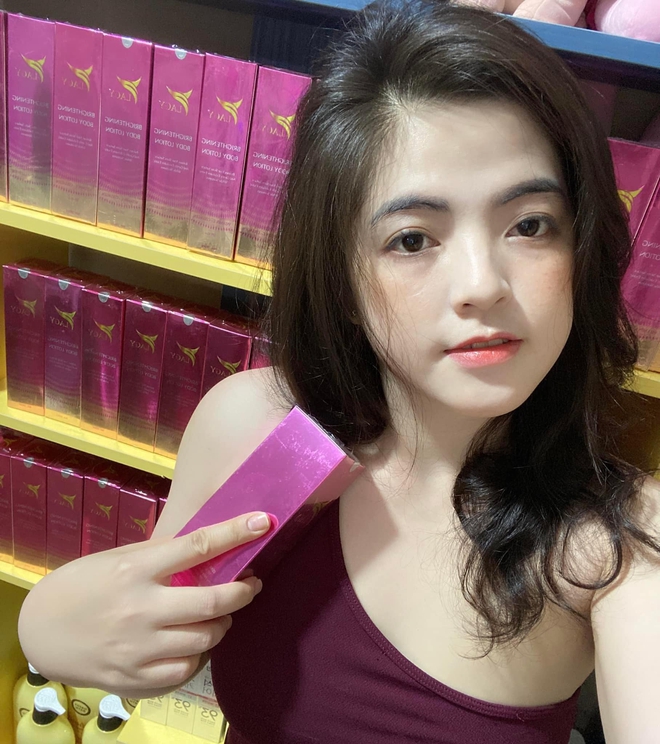 Chân dung bà xã kém 23 tuổi, đẹp như hoa hậu của đạo diễn phim Chân dung bà xã kém 23 tuổi, đẹp như hoa hậu của đạo diễn phim
