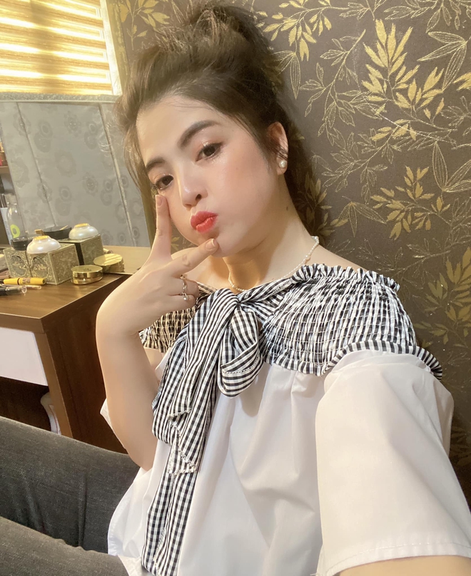 Chân dung bà xã kém 23 tuổi, đẹp như hoa hậu của đạo diễn phim Chân dung bà xã kém 23 tuổi, đẹp như hoa hậu của đạo diễn phim