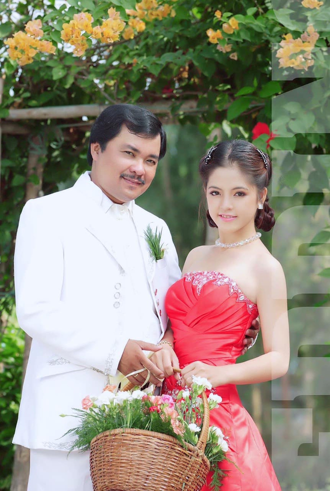 Chân dung bà xã kém 23 tuổi, đẹp như hoa hậu của đạo diễn phim Chân dung bà xã kém 23 tuổi, đẹp như hoa hậu của đạo diễn phim