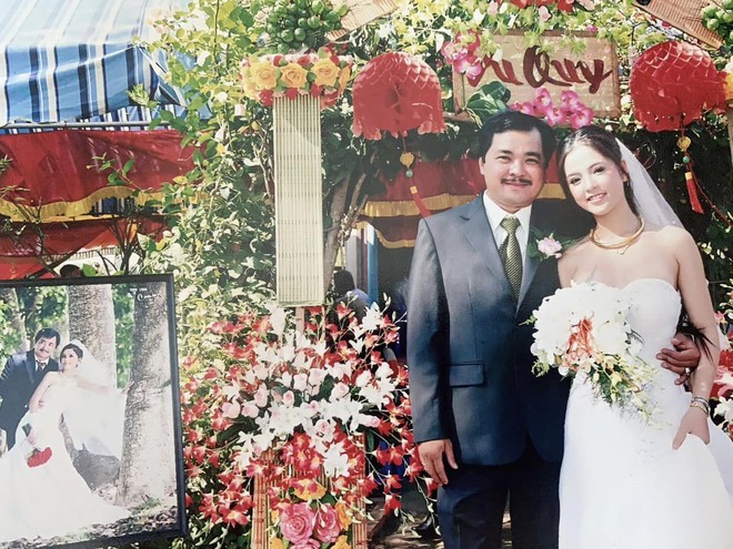 Chân dung bà xã kém 23 tuổi, đẹp như hoa hậu của đạo diễn phim Chân dung bà xã kém 23 tuổi, đẹp như hoa hậu của đạo diễn phim