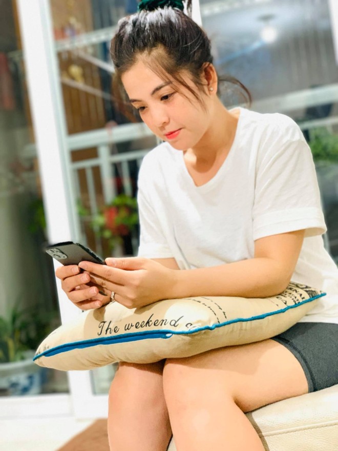 Chân dung bà xã kém 23 tuổi, đẹp như hoa hậu của đạo diễn phim Chân dung bà xã kém 23 tuổi, đẹp như hoa hậu của đạo diễn phim