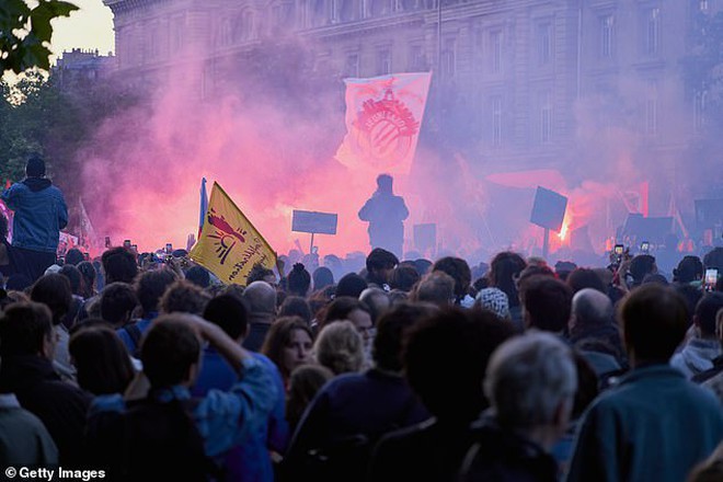 Bạo loạn ở Pháp: Hàng chục nghìn người đập phá, xô xát cảnh sát - Ông Macron nói về khả năng từ chức- Ảnh 3. Bạo loạn ở Pháp: Hàng chục nghìn người đập phá, xô xát cảnh sát - Ông Macron nói về khả năng từ chức- Ảnh 3.