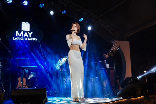 Nhan sắc nóng bỏng của nữ ca sĩ chịu khó khoe vòng eo nhất nhì showbiz Việt- Ảnh 11. Nhan sắc nóng bỏng của nữ ca sĩ chịu khó khoe vòng eo nhất nhì showbiz Việt- Ảnh 11.