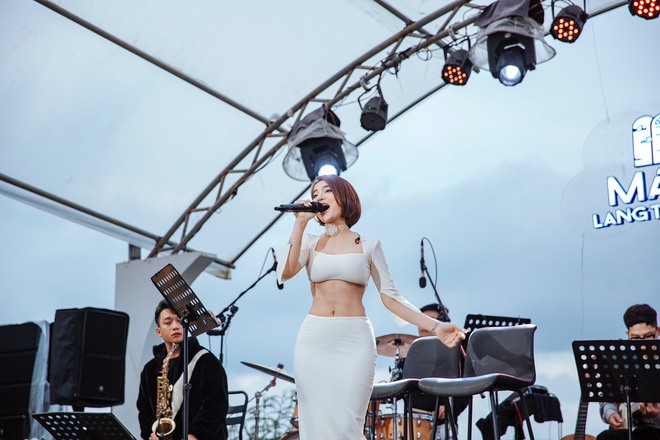 Nhan sắc nóng bỏng của nữ ca sĩ chịu khó khoe vòng eo nhất nhì showbiz Việt- Ảnh 12. Nhan sắc nóng bỏng của nữ ca sĩ chịu khó khoe vòng eo nhất nhì showbiz Việt- Ảnh 12.