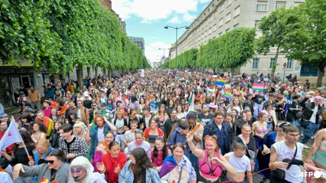 250.000 người trút phẫn nộ, Pháp điều khẩn 2 vạn quân - ông Macron 