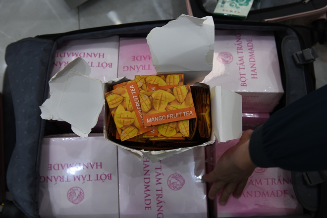 Bộ Công an ập vào 2 căn hộ chung cư cao cấp, phát hiện bí mật khủng khiếp bên trong những chiếc vali- Ảnh 5. Bộ Công an ập vào 2 căn hộ chung cư cao cấp, phát hiện bí mật khủng khiếp bên trong những chiếc vali- Ảnh 5.