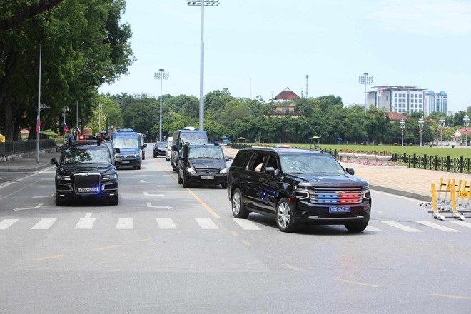 Hình ảnh cận cảnh đoàn 'siêu xe' đặc chủng phục vụ Tổng thống Nga Putin di chuyển trên đường phố Hà Nội- Ảnh 7. Hình ảnh cận cảnh đoàn 'siêu xe' đặc chủng phục vụ Tổng thống Nga Putin di chuyển trên đường phố Hà Nội- Ảnh 7.