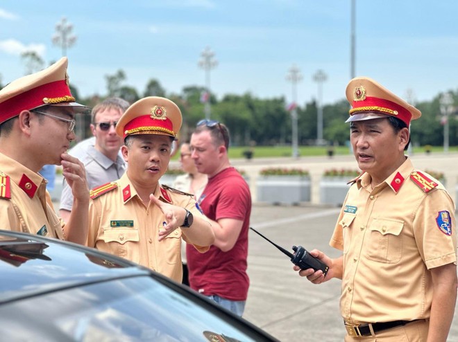 Hình ảnh cận cảnh đoàn 'siêu xe' đặc chủng phục vụ Tổng thống Nga Putin di chuyển trên đường phố Hà Nội- Ảnh 10.