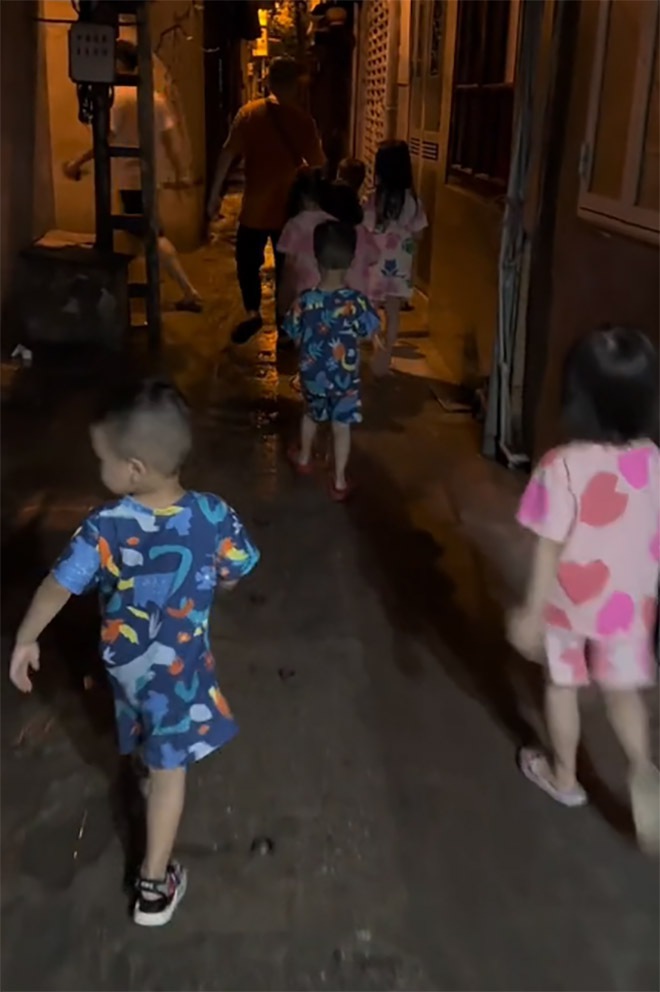 Bố 7 con chật vật vì nghỉ hè, gửi sang nhà ông bà một tối nhận 20 cuộc gọi đòi “trả về nơi sản xuất”- Ảnh 3. Bố 7 con chật vật vì nghỉ hè, gửi sang nhà ông bà một tối nhận 20 cuộc gọi đòi “trả về nơi sản xuất”- Ảnh 3.