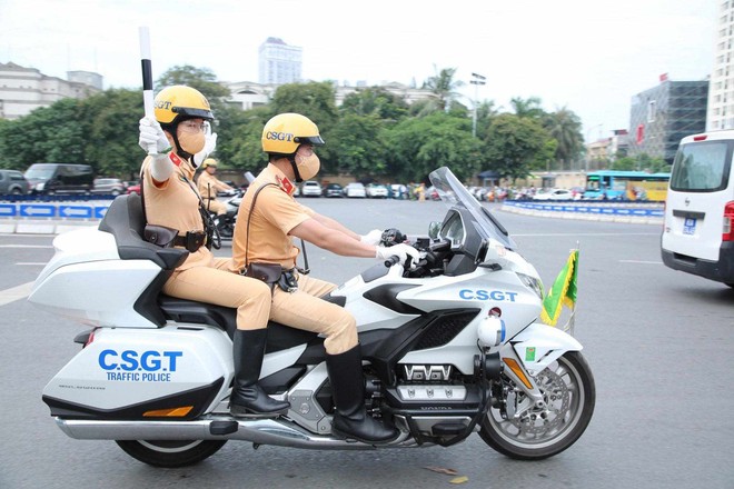 Hình ảnh cận cảnh đoàn 'siêu xe' đặc chủng phục vụ Tổng thống Nga Putin di chuyển trên đường phố Hà Nội- Ảnh 3. Hình ảnh cận cảnh đoàn 'siêu xe' đặc chủng phục vụ Tổng thống Nga Putin di chuyển trên đường phố Hà Nội- Ảnh 3.