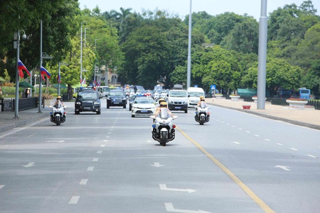 Hình ảnh cận cảnh đoàn 'siêu xe' đặc chủng phục vụ Tổng thống Nga Putin di chuyển trên đường phố Hà Nội- Ảnh 6. Hình ảnh cận cảnh đoàn 'siêu xe' đặc chủng phục vụ Tổng thống Nga Putin di chuyển trên đường phố Hà Nội- Ảnh 6.