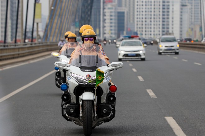 Hình ảnh cận cảnh đoàn 'siêu xe' đặc chủng phục vụ Tổng thống Nga Putin di chuyển trên đường phố Hà Nội- Ảnh 14. Hình ảnh cận cảnh đoàn 'siêu xe' đặc chủng phục vụ Tổng thống Nga Putin di chuyển trên đường phố Hà Nội- Ảnh 14.