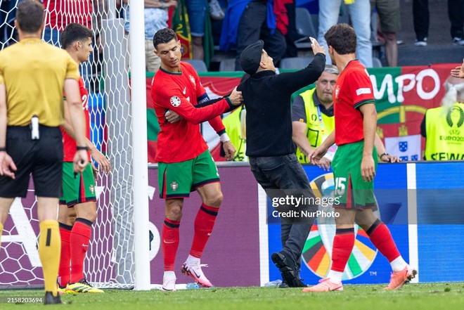 Chủ nhà Euro 2024 nhận "báo động đỏ" vì… Ronaldo, CR7 được khen ngợi vì hành động tuyệt đẹp!- Ảnh 10.