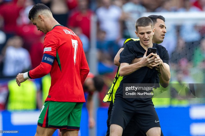 Chủ nhà Euro 2024 nhận "báo động đỏ" vì… Ronaldo, CR7 được khen ngợi vì hành động tuyệt đẹp!- Ảnh 9.