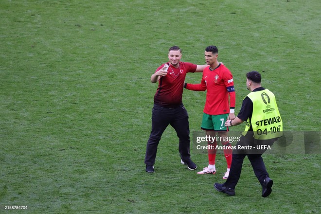 Chủ nhà Euro 2024 nhận "báo động đỏ" vì… Ronaldo, CR7 được khen ngợi vì hành động tuyệt đẹp!- Ảnh 3.